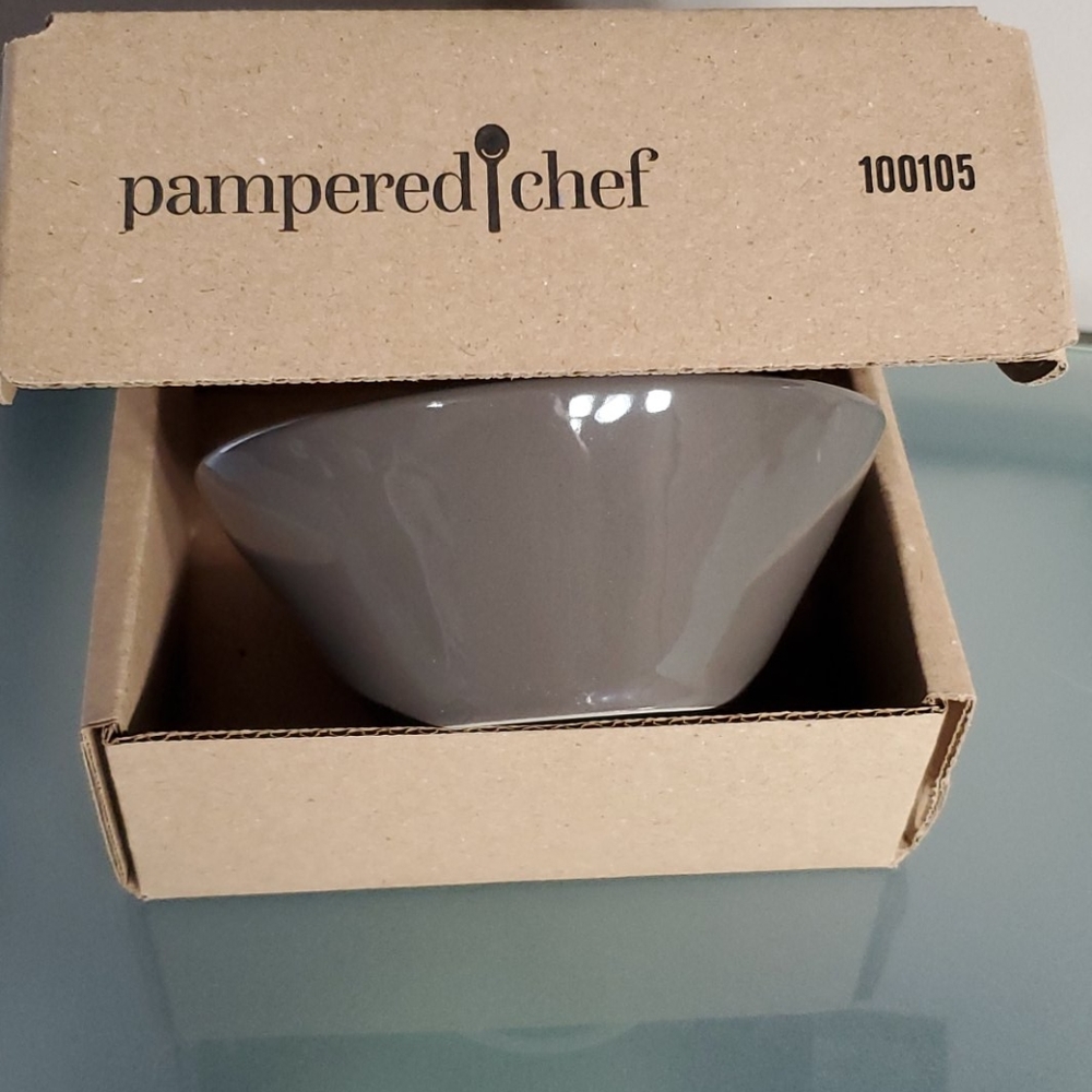 RETIRED Pampered Chef Serving Bowl
